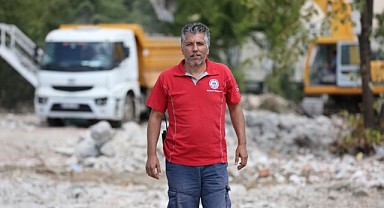 Enkazdan çıktı, gönüllü itfaiyeci oldu