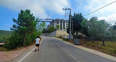Kaldırım olmadığı için yolda yürüyorlar!