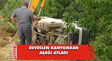 Kamyon geri manevra yaparken devrildi