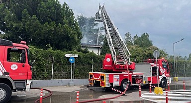 Kartepe'de bulunan atıl durumdaki fabrika yandı
