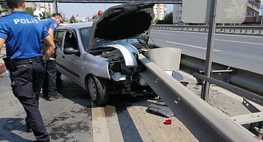 Otomobil bariyerlere ok gibi saplandı
