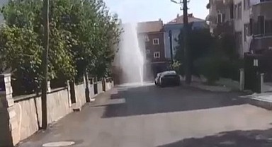 Patlayan borudaki su metrelerce yukarı fışkırdı