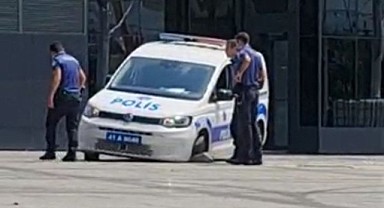 Polis ekip otosu çukura saplandı