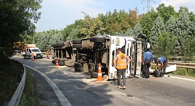 TEM bağlantı yolunda tır devrildi; 1 yaralı
