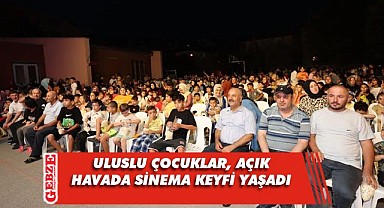 Ulus Mahallesi'nde çocukların sinema keyfi