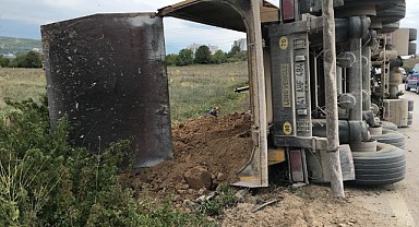 Virajı alamayan kamyon devrildi; 1 yaralı