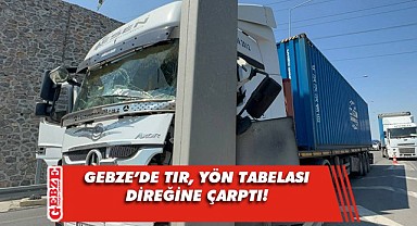Yön tabelasına çarpan tırın sürücüsü yaralandı