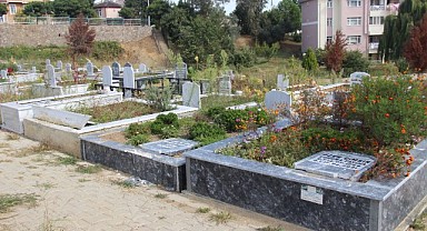 17 Ağustos mezarlığındaki mezar taşlarını kırdılar