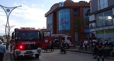 4 katlı binanın çatı katında yangın çıktı