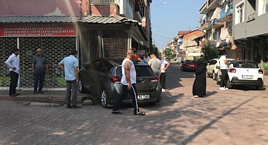 Çarpışan otomobillerden biri marketin kepenklerine girdi