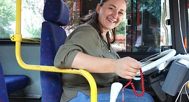 Elinde tesbihiyle yolların tozunu attırıyor