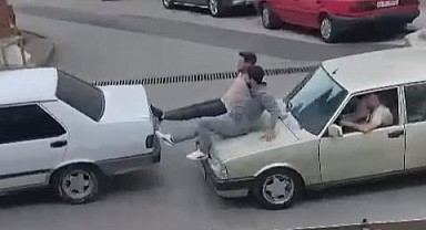 Kaputa oturup önlerindeki otomobili ayaklarıyla iteklediler