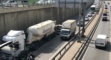 Kocaeli'nde tanker ile çekici kamyonet çarpıştı