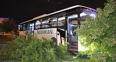 Kontrolden çıkan işçi servisi ağaçlara çarparak durabildi