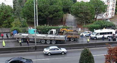 Tır makaslayıp yolu kapatınca trafik felç oldu