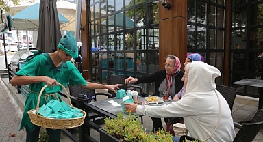 Vatandaşlara 2 ton elma dağıtıldı
