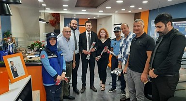 Zabıtadan esnaf ve vatandaşa karanfil