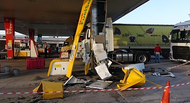 Akaryakıt istasyonuna dalan tır, korku dolu anlar yaşattı!