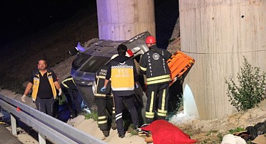 Kontrolünü kaybeden araç, viyadük ayağına çarptı!