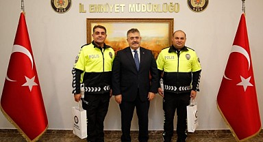 Bayrağı yerde bırakmayan polislere teşekkür geldi