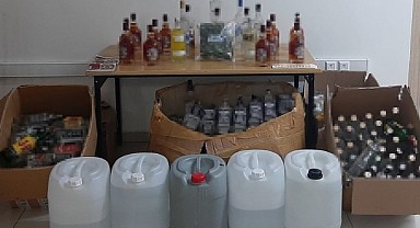 Bir iş yerinde litrelerce kaçak içki ele geçirildi