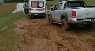 Çamura saplanan ambulans traktör yardımıyla çıkarıldı