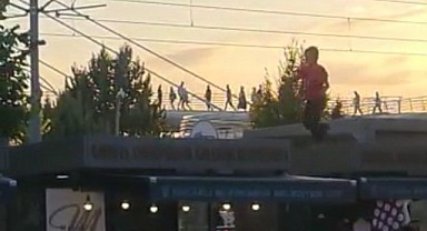 Çatıdan çatıya zıplayan çocuklar, korku dolu anlar yaşattı