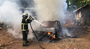 Cayır cayır yanan otomobil hurdaya döndü