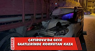 Çayırova'da hafif ticari araç, kamyona çarptı
