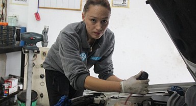 Eslem, oto tamirciliğine kadın elini değdirdi