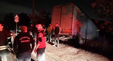 Freni boşalan tır, korkuluklara çarptı