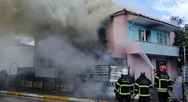 Hurdalık alanda çıkan yangın, iki katlı eve sıçradı