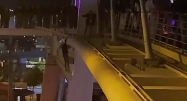 Köprüden atlayan 17 yaşındaki genç kızı, polisler tuttu