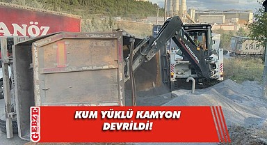 Kum yüklü kamyon devrildi! Sürücü yaralandı