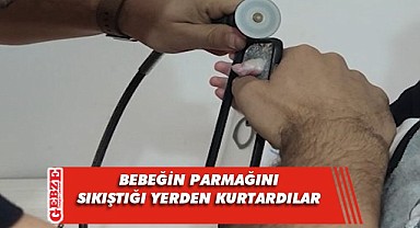 Minik bebeğin parmağı telefon kabına sıkıştı!
