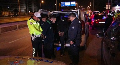 Polisin dur ihtarına uymayıp kaçtılar!