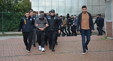 Prefabrik ev dolandırıcıları adliyeye sevk edildi