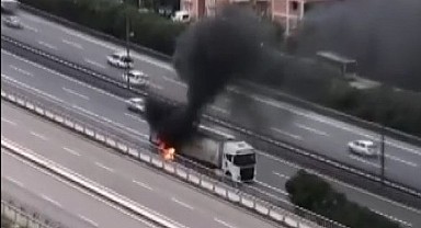 TEM’de tırın dorsesi alevlere teslim oldu