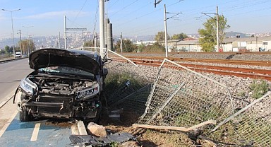 Tren yolu korkuluklarına çarpan araç hurdaya döndü