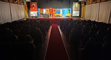 Vatandaşlar komedi oyunuyla coştu