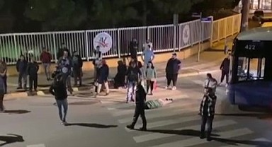 Yaya geçidinden karşıya geçen vatandaşa otobüs çarptı!