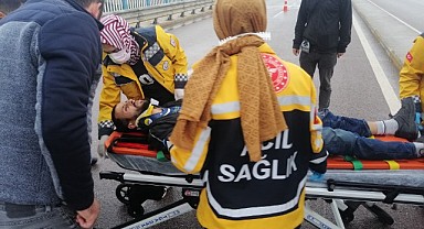 Yemek götüren kurye ıslak zeminde düştü