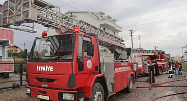 Yıldırım isabet eden evin çatısında yangın çıktı