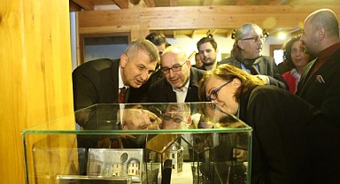 Akademisyenlerin karma sergisi sanatseverlerin beğenisine sunuldu