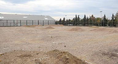Alparslan Türkeş Spor Kompleksi’nde sahanın mıcır dolgusu yapılıyor