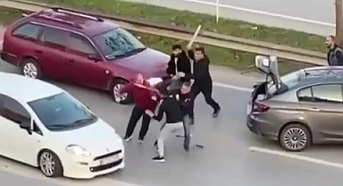 Araçları durdurup sopalarla birbirlerine saldırdılar!