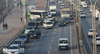 Araçlarını durdurup Ata'ya saygı duruşunda bulundular!