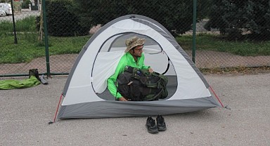 Cüzdanını kaybetti, basketbol sahasına çadır kurdu!