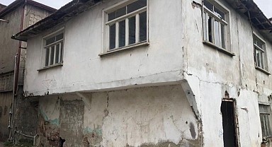  Gölcük’te meruk ve orta hasarlı bina yıkımları sürüyor!