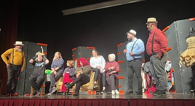 Gölcüklüler hafta sonu tiyatro keyfi yaşadı